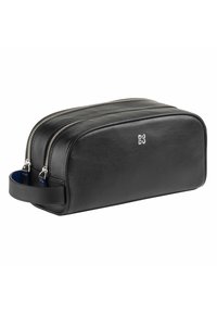 Borsa da toilette in pelle nera con due zip. Bordo arrotondato, base piatta e manico laterale. Include accessori metallici e un logo sottile.