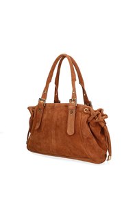 Sac à main en daim marron avec deux poignées supérieures, design pliable, accents en métal doré et détail froncé sur le côté pour ajouter de la texture.