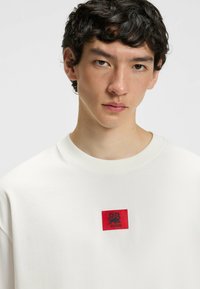 HUGO - T-shirt z nadrukiem