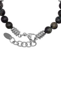 Bracciale composto da perline nere e verdi con accenti metallici argento, dotato di chiusura a molla e dettaglio di catena regolabile.