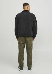 Jack & Jones BILL CLEAN - Cargohose - olive night