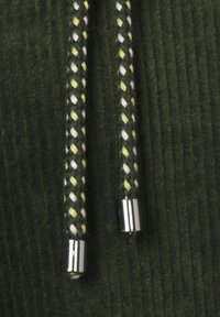 Tissu en velours côtelé vert avec deux cordons tressés, présentant des accents jaunes, blancs et vert foncé, et des embouts métalliques argentés aux extrémités.