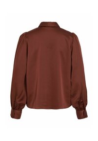 Brūns satīna blūze ar apkakli, garām pūkainām piedurknēm un pogu aprocēm, ar gludu tekstūru un plūstošu dizainu.