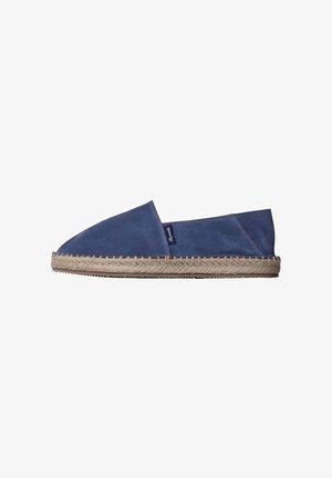 Espadrille van marineblauw suède met gevlochten jutezool en rubberen onderkant, instapmodel, platte hak, zijkant met stoffen merkembleem.