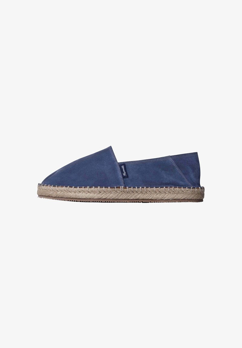 Espadrilla de ante azul marino con suela de yute trenzado y base de goma, estilo sin cierre, tacón plano, etiqueta de tela de la marca en el lateral.