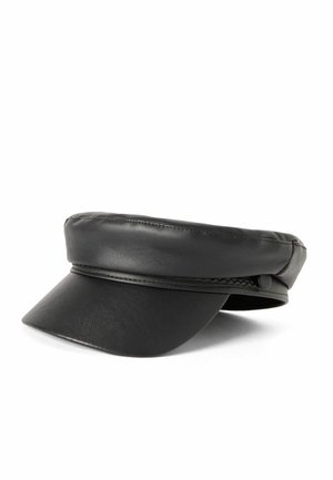 Casquette plate en cuir noir avec une courte visière incurvée et une bordure tressée au-dessus de la visière, présentée sur fond blanc.
