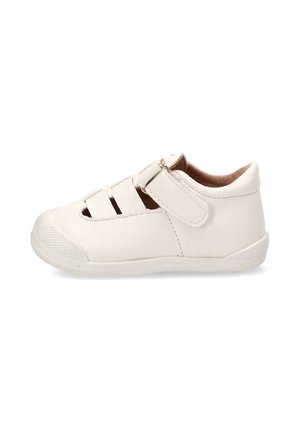 Sandalia blanca para niños con puntera cerrada, correa ajustable de velcro y suela acolchada sobre fondo blanco.