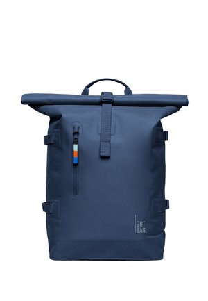 Zaino blu scuro a roll-top con tasca frontale con cerniera verticale e logo "GOT BAG" in basso a destra.