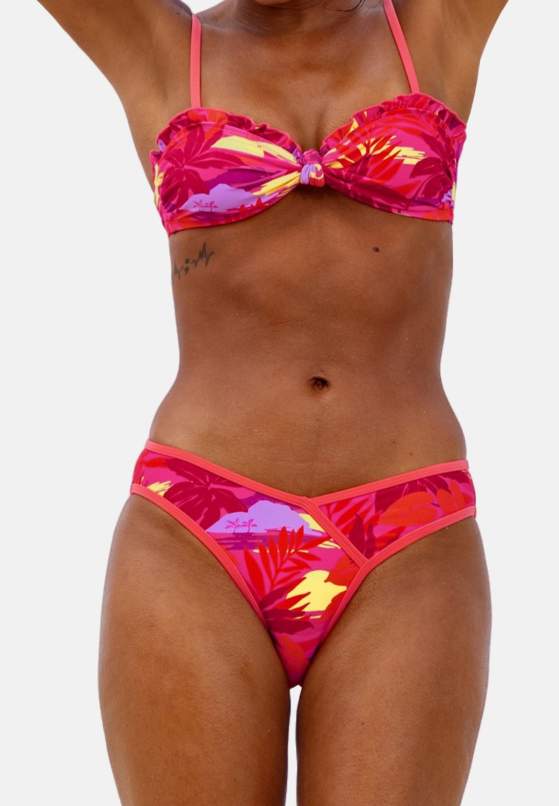 Conjunto de bikini con patrones florales vibrantes en tonos rosa y púrpura, top bandeau con volantes y braga de corte bajo con ribete contrastante. Textura de tela suave.