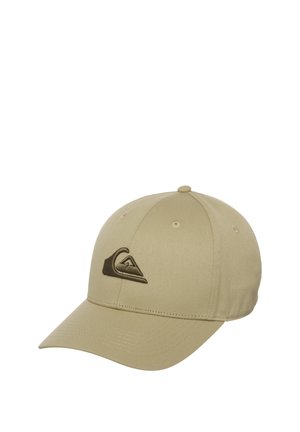 Beige baseballpet gemaakt van stof met een subtiel reliëflogo in donkerbruin aan de voorkant, met een gebogen klep en doorgestikte accenten.