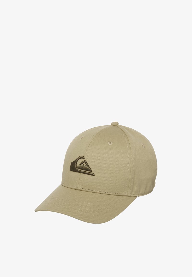 Beżowa czapka bejsbolowa wykonana z tkaniny, z subtelnym wytłoczonym logo w ciemnym brązie na przodzie, z giętym daszkiem i przeszyciami ozdobnymi.