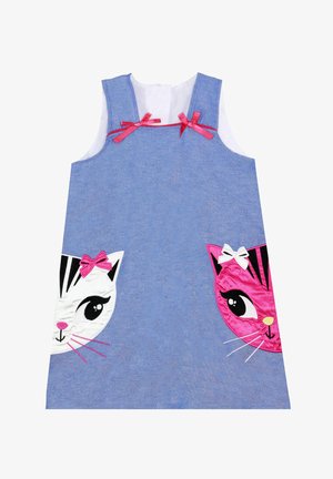 Vestido de mezclilla sin mangas con caras de gato bordadas en rosa y blanco en los bolsillos, acentuado con moños rosados. Textura suave, color azul claro.