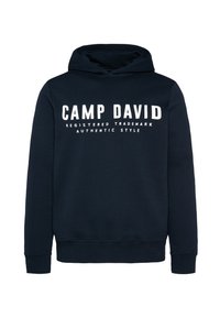 Granatowa bluza z kapturem z kieszenią kangurką z przodu, ściągaczami przy mankietach i dolnym brzegu. Zawiera biały tekst: "CAMP DAVID" oraz "ZAREJESTROWANY ZNAK TOWAROWY AUTENTYCZNY STYL."