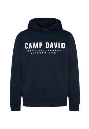 Sudadera azul marino con un bolsillo tipo canguro en la parte delantera, puños y dobladillo de canalé. Presenta texto en blanco: "CAMP DAVID" y "MARCAS REGISTRADAS ESTILO AUTÉNTICO."