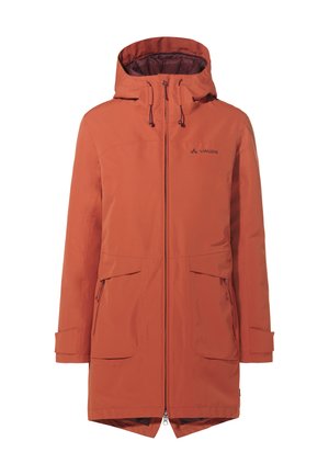 Parka impermeabile arancione con colletto alto, cappuccio regolabile, due tasche frontali e una tasca con zip. Presenta una vestibilità dritta e una texture liscia.