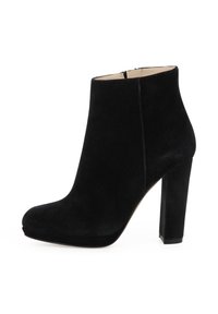 Zwarte suede enkellaars met een ronde neus, hoge blokhak, zijrits en minimalistisch ontwerp. Gladde textuur zonder patronen of accenten.