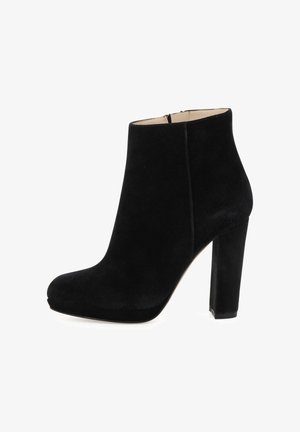 Schwarze Wildleder-Ankle Boots mit runder Spitze, hohem Blockabsatz, seitlichem Reißverschluss und minimalistischem Design. Glatte Textur ohne Muster oder Akzente.