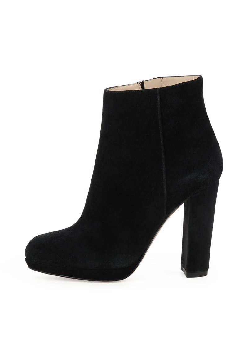 Zwarte suede enkellaars met een ronde neus, hoge blokhak, zijrits en minimalistisch ontwerp. Gladde textuur zonder patronen of accenten.
