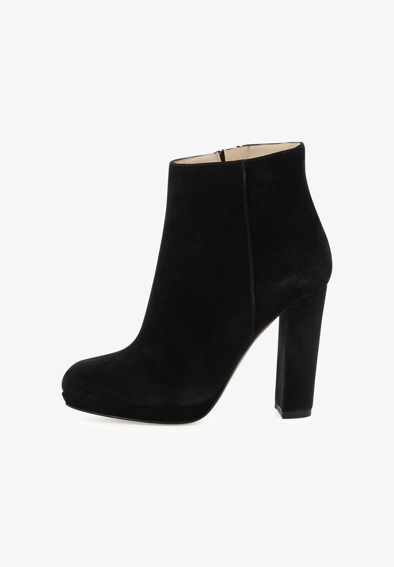 Stivale alla caviglia in suede nero con punta rotonda, tacco a blocco alto, zip laterale e design minimalista. Texture liscia senza motivi o accenti.