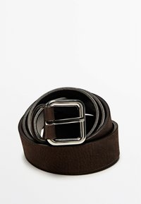 Ceinture en cuir brun, forme circulaire enroulée, surface texturée, boucle rectangulaire en argent, bord lisse, convient pour un usage décontracté ou formel.