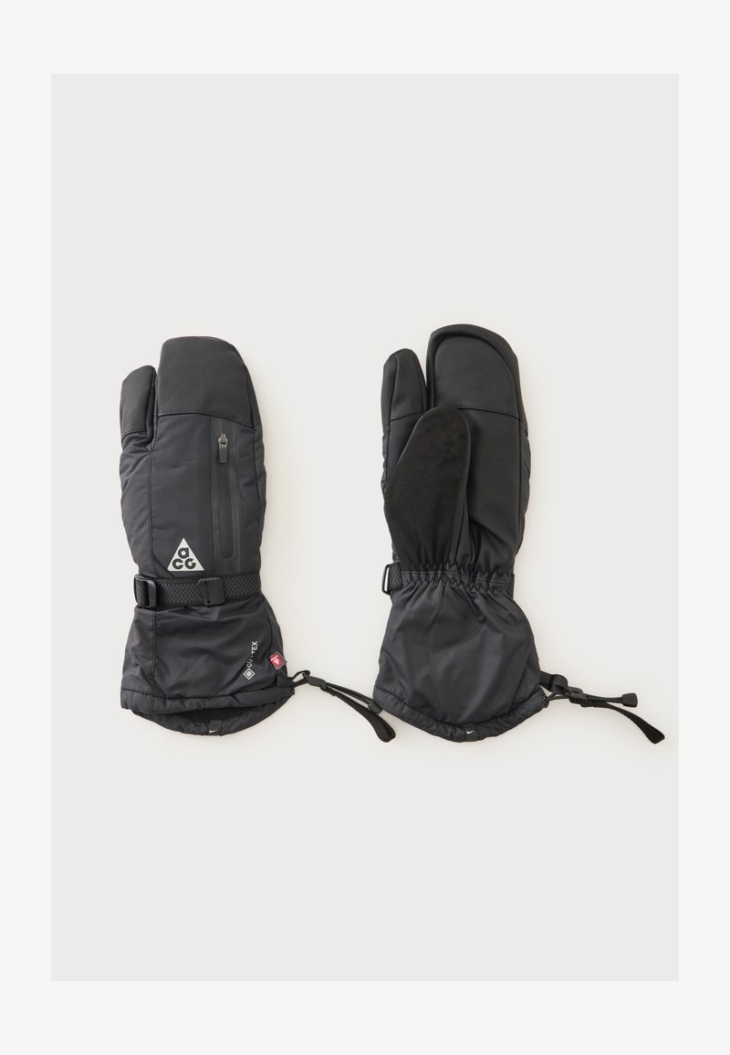 Paire de gants d'hiver noirs isolés à trois doigts avec des sangles ajustables au poignet et une poche zippée au dos d'un gant.