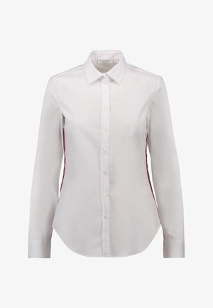 Camicia bianca a maniche lunghe con colletto classico, chiusura con bottoni e strisce rosse sui lati. Realizzata in tessuto liscio con un taglio su misura.