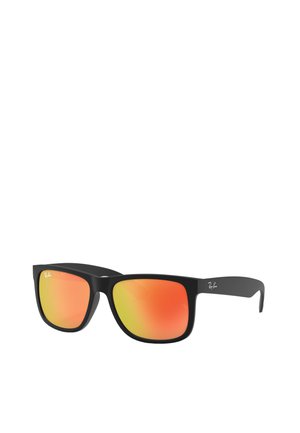 Occhiali da sole neri a forma rettangolare con lenti a specchio gradiente arancioni, dotati di aste eleganti e un logo vicino alla tempia. Montatura in plastica con finitura opaca.