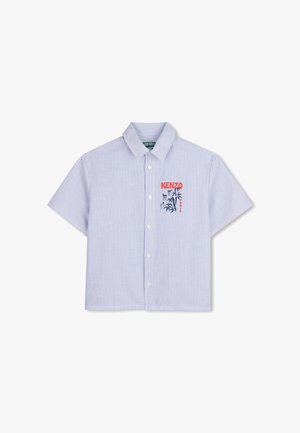 Chemise à manches courtes boutonnée avec rayures bleues et blanches, ornée d'un logo brodé coloré et d'un motif de feuilles sur le devant.