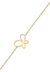 Gouden kettingarmband met een charm in de vorm van een vlinder, afgewerkt met een gladde afwerking en heldere stenen die de vleugels omlijsten.