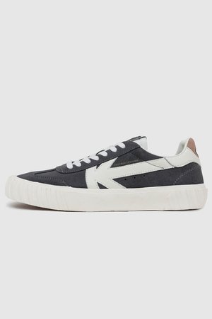 Mørkeblå kanvas sneakers med hvide accenter, tekstureret gummisål, flade hvide snørebånd og en lysebrun hælflap. Side logo detalje til stede.