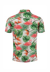 Kurzärmliges Hemd mit Knopfleiste im tropischen Druck von rosa Flamingos, grünen Palmenblättern und orangefarbenen Paradiesblumen auf weißem Stoff.