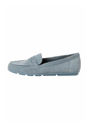Mocassin en daim bleu clair avec une semelle plate et des détails cousus sur la tige et autour de la zone des orteils.