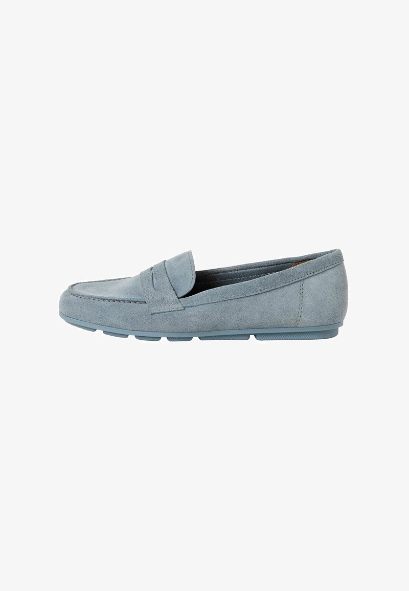 Mocassin en daim bleu clair avec une semelle plate et des détails cousus sur la tige et autour de la zone des orteils.