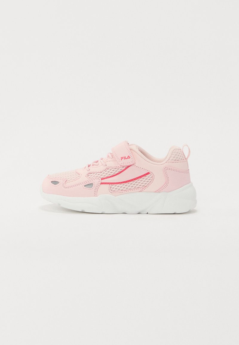 Rosa FILA-sko med vit sula, meshdetaljer, snören och ett kardborreband på en vit bakgrund, visad från sidan.
