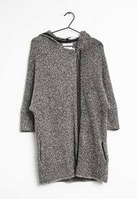 Szary i czarny sweter z długim rękawem, z kapturem, z zamkiem błyskawicznym z przodu oraz bocznymi kieszeniami, wykonany z fakturowanej tkaniny.