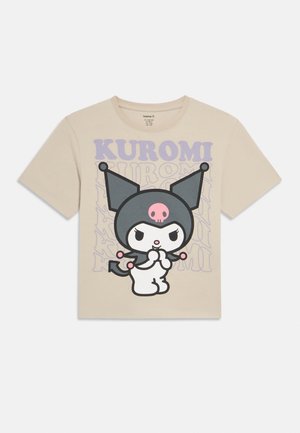 Beige T-shirt voor kinderen met een cartoonfiguur met zwarte oren, een roze schedel en een speelse pose, met de tekst "KUROMI" in paars erachter.