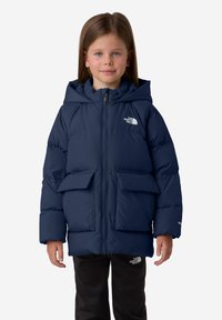 Námořnická modrá péřová bunda s kapucí, vybavená dvěma předními kapsami, zipovým zapínáním a logem značky The North Face. Měkká textilie, zateplený design.