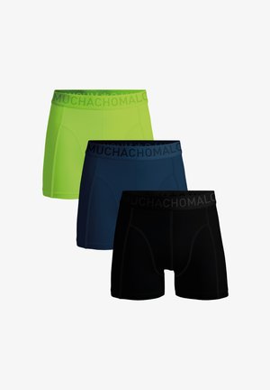 Tre par herreboxershorts: et neongrønt, et mørkeblåt og et sort. Hvert par har en kontrasterende elastik med teksten "MUCHACHOMALO".