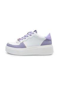 Bijele i lavanda platform tenisice s teksturiranim površinama, kontrastnim šavovima i okruglim vezicama. Okrugli vrh i podstavljeni ovratnik.