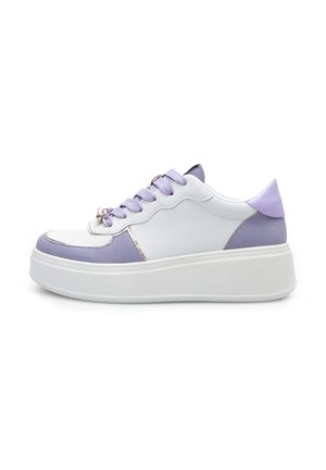 Sneaker platform bianchi e lavanda con superfici testurizzate, cuciture a contrasto e lacci tondi. Punta rotonda e colletto imbottito.
