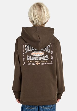 Bruine hoodie met een opvallende graphic op de achterkant, met "Billabong Boardshorts" en decoratieve elementen in lichte kleuren.