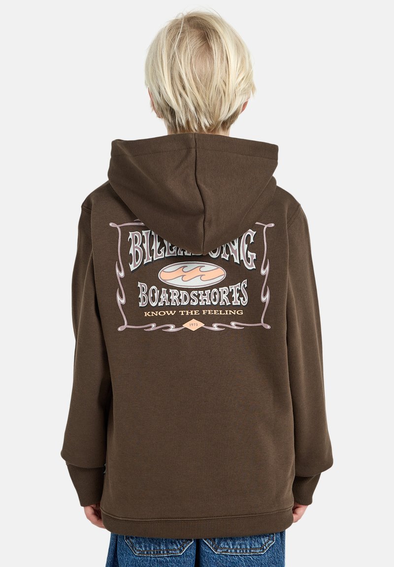 Brun hettegenser med et fremtredende grafisk motiv på ryggen, som viser "Billabong Boardshorts" og dekorative elementer i lyse farger.