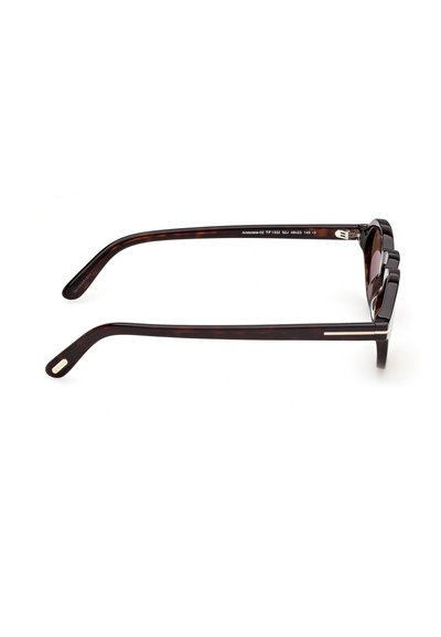 Sonnenbrille mit Schildpattmuster, dicken rechteckigen Fassungen und dunkel getönten Gläsern, seitlich auf weißem Hintergrund dargestellt.