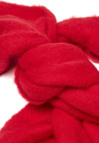 Sciarpa rossa lavorata a maglia con una trama spessa e morbida e dettagli intrecciati. Realizzata in lana, ha un aspetto caldo e vivace.