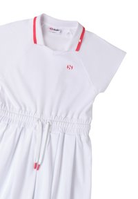 Vestido deportivo blanco con mangas cortas, con un ribete rojo en el cuello y una cintura elástica con cordón ajustable. Tejido suave.