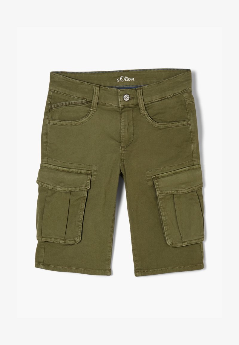 Short cargo longueur genou vert olive avec fermeture bouton, passants de ceinture, poches avant, et deux grandes poches cargo à rabat de chaque côté.