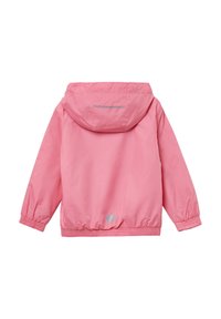 Rosa, leichte Jacke mit Kapuze, elastischen Bündchen und Saum. Besitzt ein kleines reflektierendes Logo auf dem Rücken und hat eine glatte, glänzende Textur.
