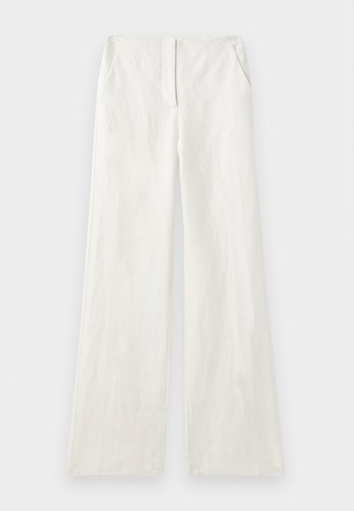 Vidbenade linbyxor i off-white, med en jämn yta, framfickor och sidofickor. Enkel, odekorerad design.