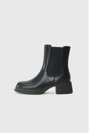 Sorte skinn ankle boots med elastiske sidepaneler, rund tå og en lav blokk hæl. Overflaten har en jevn tekstur og minimal detaljering.