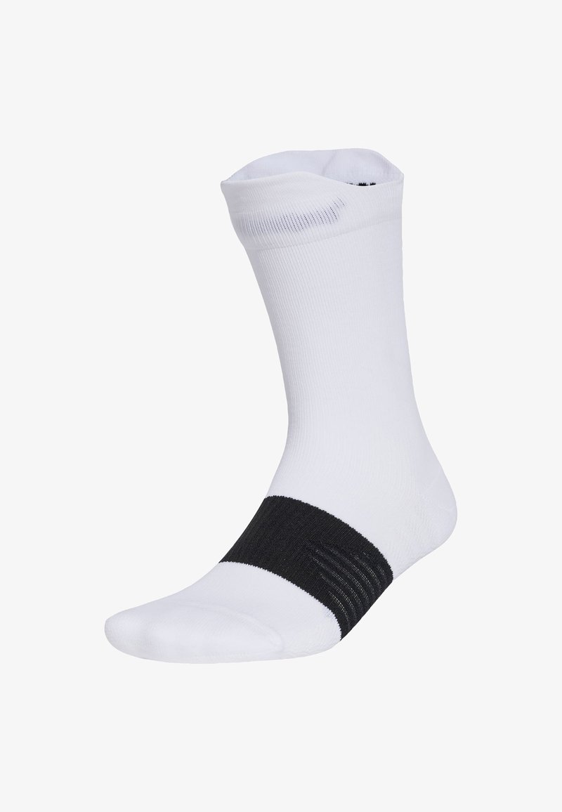 Chaussette de sport blanche avec une bande noire autour du milieu du pied, fabriquée dans un matériau lisse et extensible avec des accents côtelés.